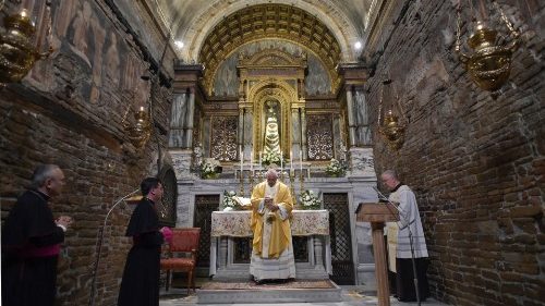 Il Papa celebra la Messa nella Santa Casa e firma Esortazione ai giovani