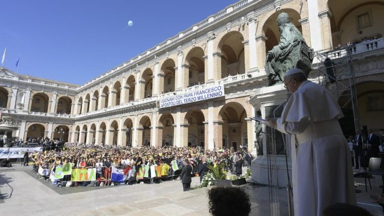 Папа Франциск пред богородичното светилище в Лорето
