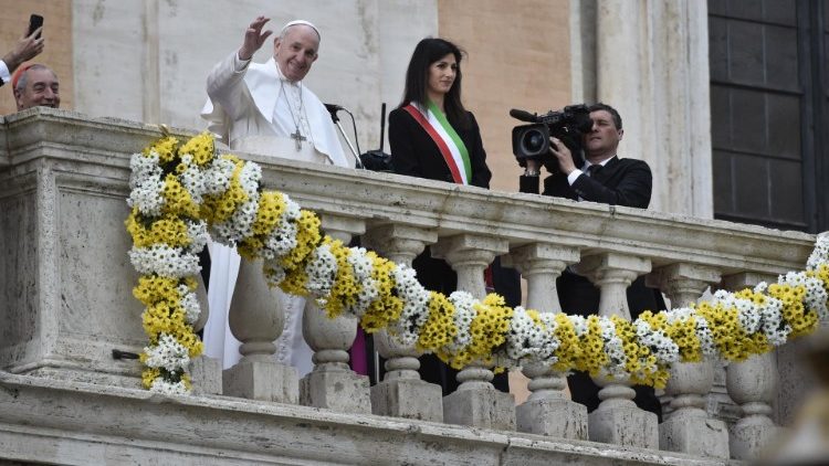 Le Pape saluant la foule à l'extérieur avec la maire de Rome, Virginia Raggi, le 26 mars 2019 au Capitole.