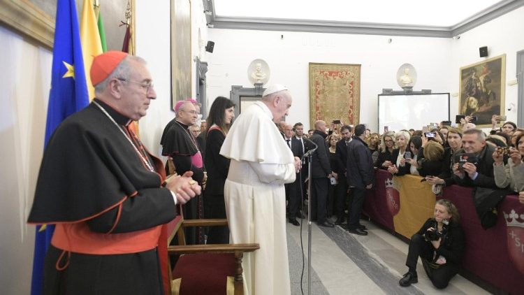 Papež Frančišek je pozdravil zaposlene v rimski mestni hiši in jih blagoslovil.