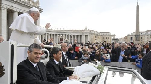 Papa a udienza generale: cibo non è proprietà privata, pensiamo a bambini in guerra