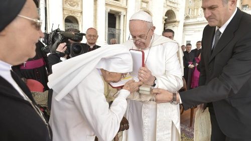 Papst ehrt Afrika-Missionarin: Leben verbrennen, um Liebe zu säen