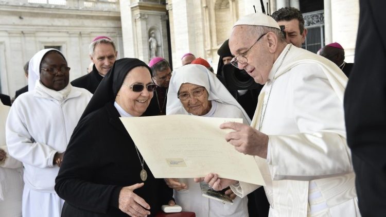Ferenc pápa átadja a kitüntetést a misszionáriusnőnek