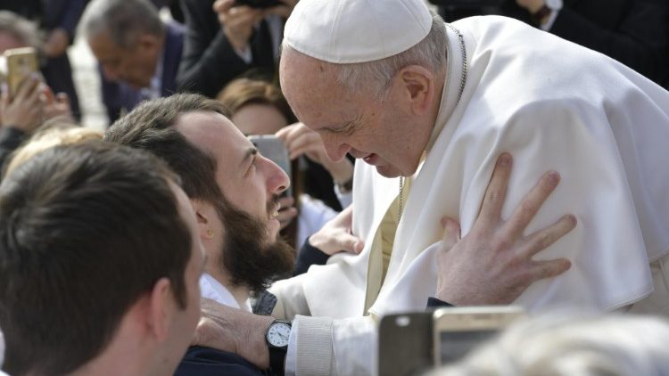 Le Pape François saluant un fidèle lors de l'audience du 27 mars 2019.