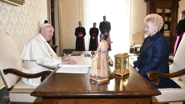 Le Pape François en conversation avec la présidente de la Lituanie, le 28 mars 2019.