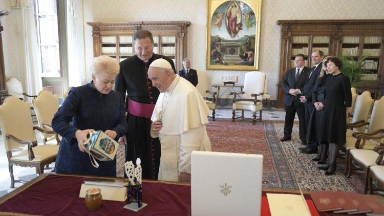 البابا فرنسيس مستقبلاً رئيسة جمهورية ليتوانيا السيدة داليا غريباوسكايتي 28 مارس 2019