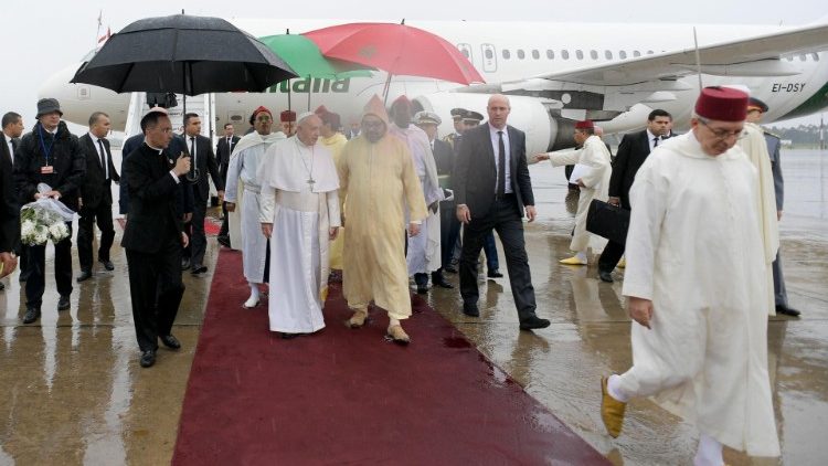 Le Pape François accueilli par le roi Mohammed VI à Rabat, le 30 mars 2019.