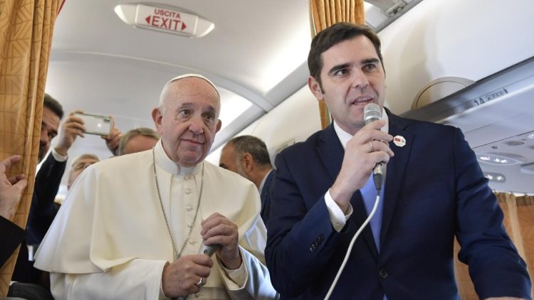 Papa bisedon me gazetarët