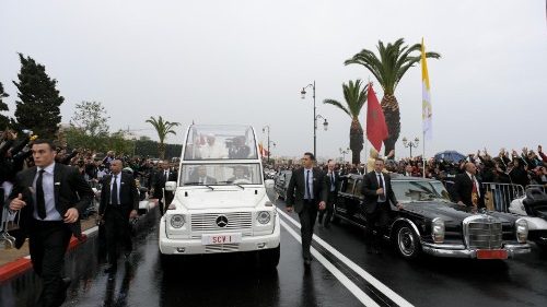 Papež prispel v Maroko: Skupaj graditi solidarnejši svet
