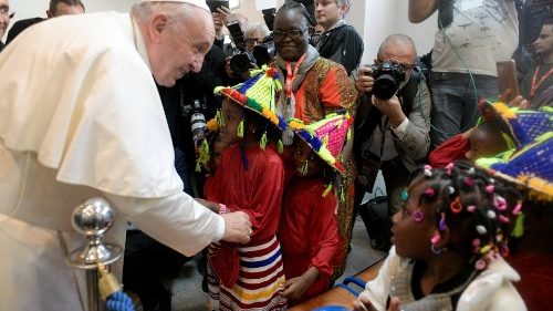Papst besucht Migrantenzentrum: Wunde des 21. Jahrhunderts