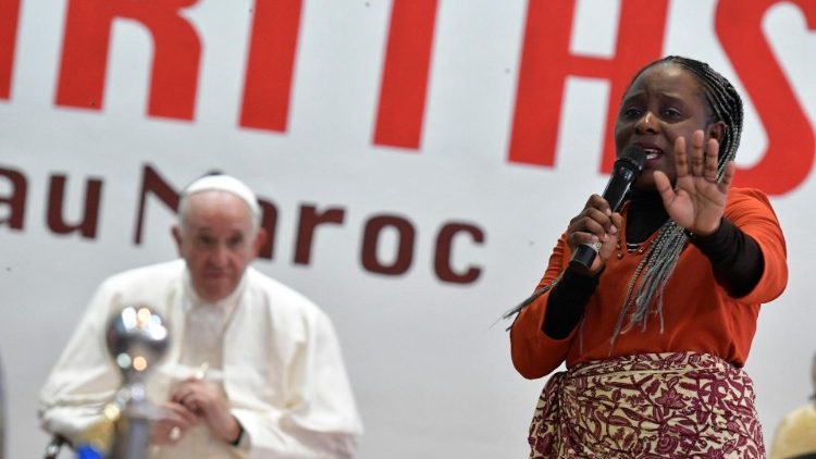Le Pape écoutant le chant d'une jeune femme d'Afrique subsaharienne lors de sa rencontre avec les migrants au centre de la Caritas à Rabat, le 30 mars 2019.