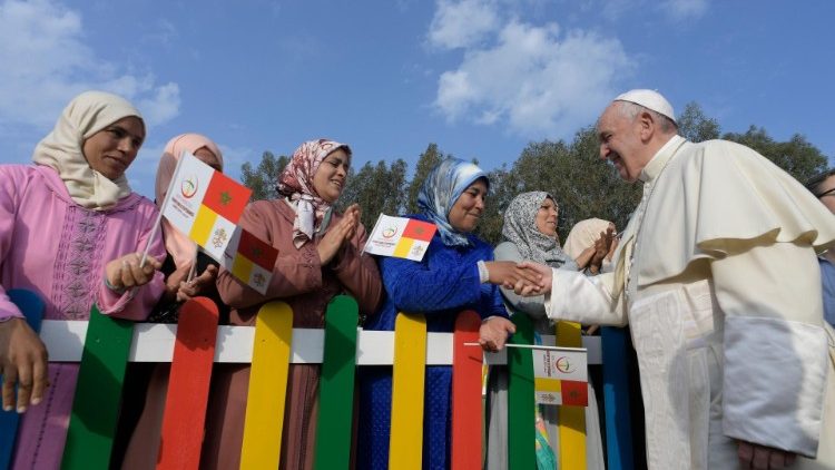 Papež Frančišek med enim od srečanj v Rabatu v Maroku
