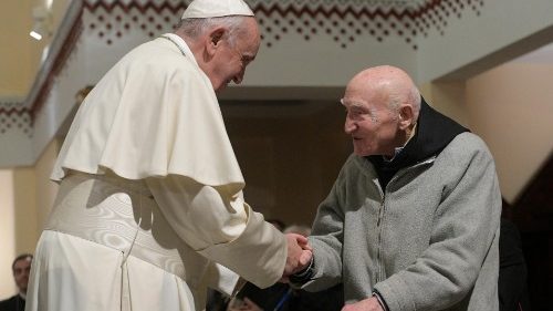 Papst begrüßt einzigen Überlebenden der Trappisten von Tibhirine