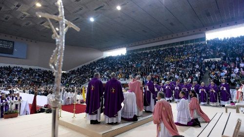 Papež med mašo v Rabatu: Drzniti si živeti kot bratje in ne kot sovražniki