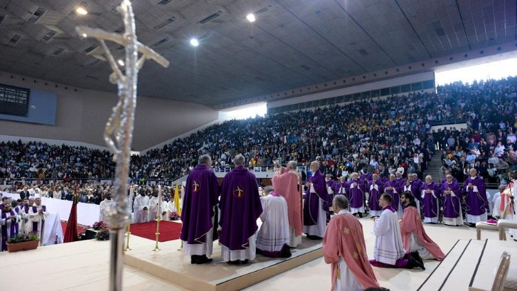 Med sveto mašo je papež katoličane v Maroku spodbudil, naj vztrajno gojijo kulturo usmiljenja in pogumno hodijo po poti dialoga