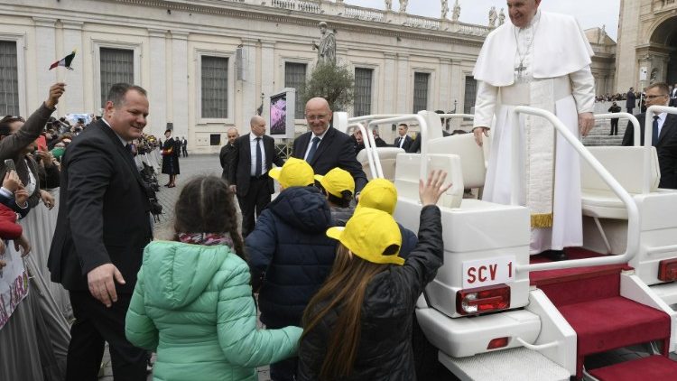 Papa Franjo okružen mališanima tijekom opće audijencije srijedom; Vatikan, 3. travnja 2019.