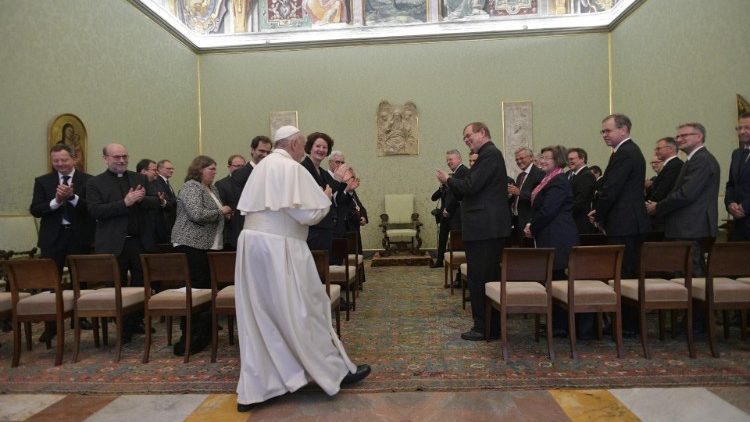 Le Pape François et la délégation de journalistes catholiques et évangéliques d'Allemagne, le 4 avril 2019 au Vatican. 