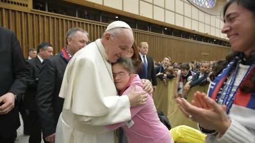 Papst an Schüler: Es gibt keine vorgefertigten Antworten