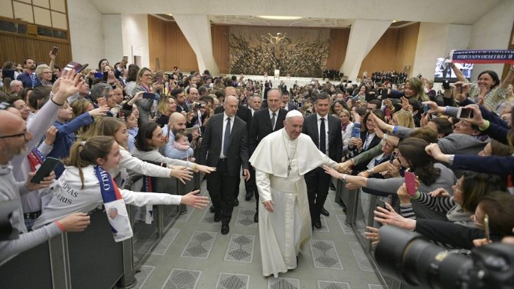 Le Pape saluant les jeunes et les enseignants du collège San Carlo de Milan, le 6 avril 2019 au Vatican.