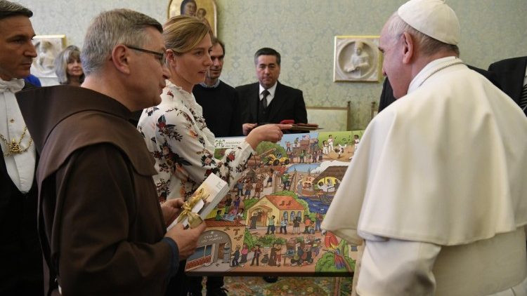 Папа Франциск з представниками «Місійної станиці францисканців»