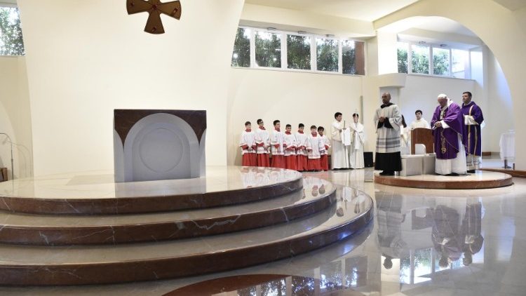 Ferenc pápa a San Giulio plébánián felszentelte az új oltárt