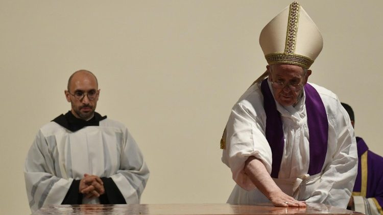 Le Pape procédant au rite de dédicace du nouvel autel de l'église de la paroisse San Giulio, le 7 avril 2019.