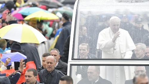 Papež med katehezo: Pred Bogom smo vsi dolžniki 