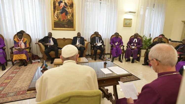 Le Pape, auprès du primat anglican Justin Welby, s'exprimant face aux leaders sud-soudanais le 11 avril 2019.