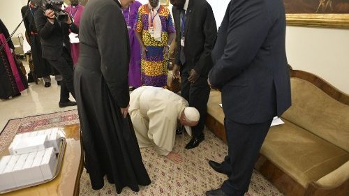 Il Papa bacia i piedi per la pace in Sud Sudan