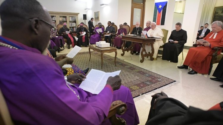 Ferenc pápa a dél-szudáni állami és egyházi vezetőkkel a Szent Márta-házban