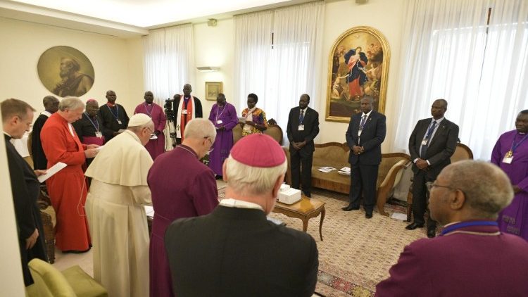 Papež Frančišek je imel zaključni govor na duhovnem odmiku voditeljev Južnega Sudana v Vatikanu.