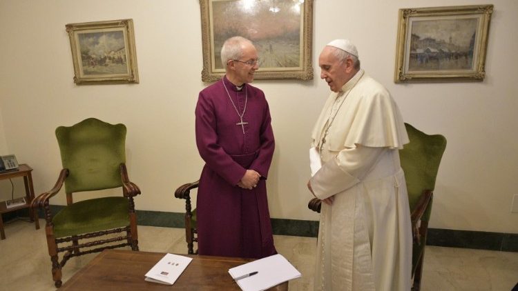 El arzobispo de Canterbury, Justin Welby, junto a Papa Francisco, en una foto de archivo