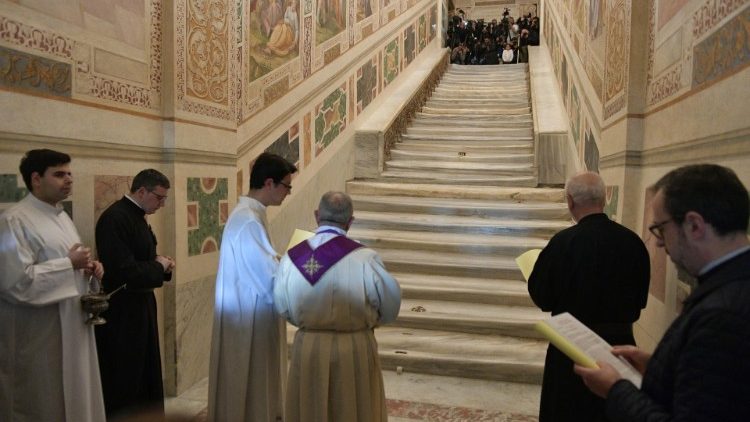 Kardinal Angelo De Donatis, vikar za grad Rim, blagoslovio je Svete stube prilikom otvaranja (11. travanj 2019.)