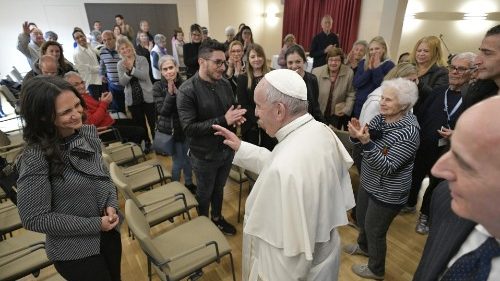 Le Pape en visite surprise dans un centre pour malades d’Alzheimer