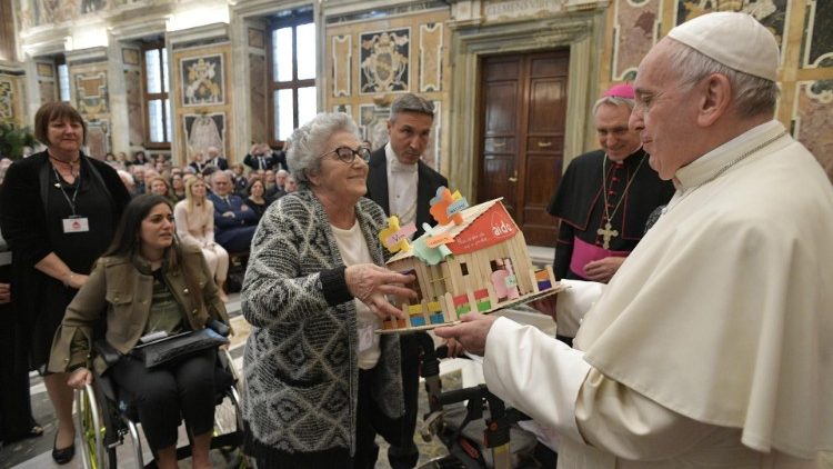 Le Pape François rencontrant les membres de l'Association italienne des donateurs d'organes, le 13 avril 2019 au Vatican.