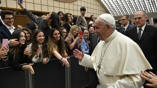 Il Papa agli studenti: vincete in generosità, il telefonino non sia una droga