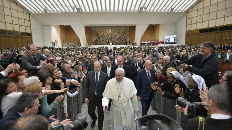 Le Pape rencontrant les jeunes et le corps enseignant du lycée Visconti, le 13 avril 2019 au Vatican.