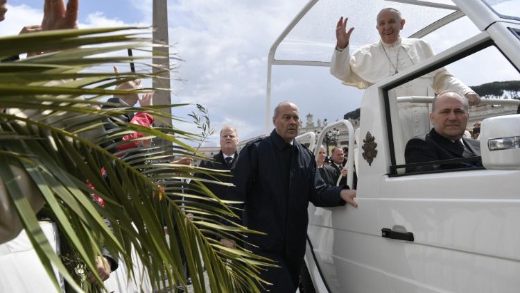 Le Pape saluant les fidèles au terme de la messe du dimanche des Rameaux, le 14 avril 2019 sur la Place Saint-Pierre.