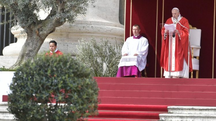 Papež Frančišek pridiga med obhajanjem cvetne nedelje na Trgu sv. Petra.