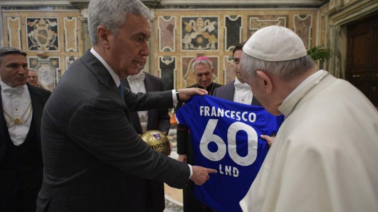 Le Pape recevant les membres de la Ligue nationale amateur de football italien.