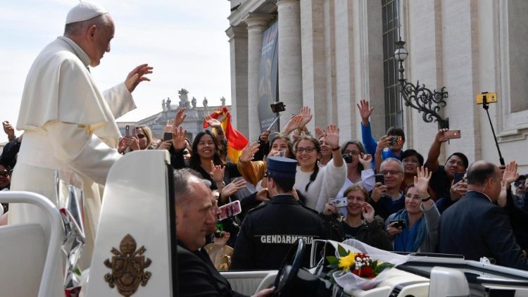 Папата Фрањо за време на Генерална аудиенција на плоштадот Свети Петар во Ватикан