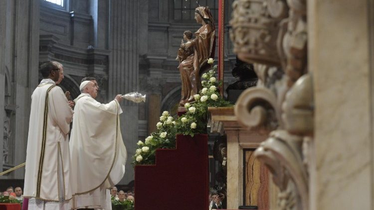 Papa Francisc, în fața imaginii Fecioarei Maria din bazilica San Pietro (arhivă)