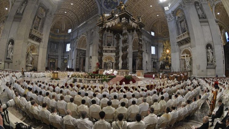 Krismamässan i Peterskyrkan med Roms stifts präster, biskopar och kardinaler