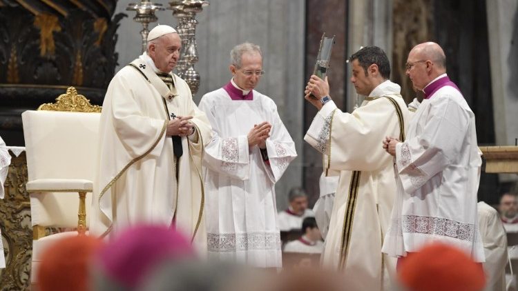 Papa Francisco durante a Missa do Crisma na Basílica de São Pedro, nesta Quinta-feira Santa