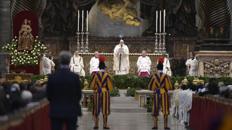 Papst Franziskus leitet die Chrisammesse im Petersdom