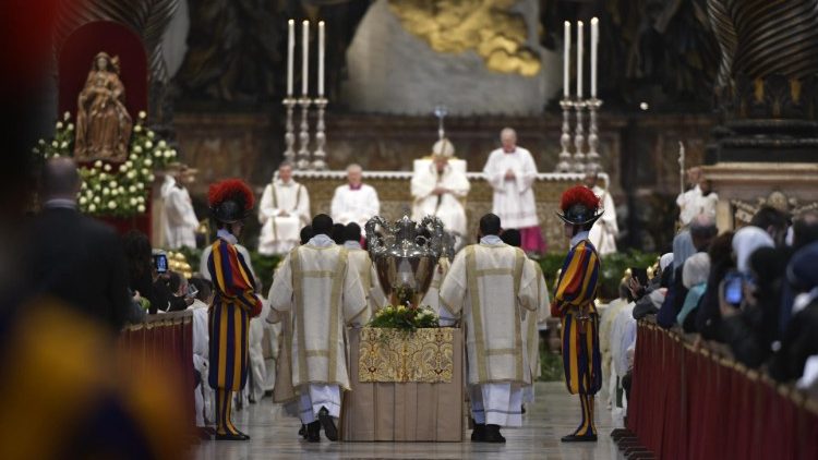 Krizmeno mašo je papež Frančišek daroval v baziliki sv. Petra
