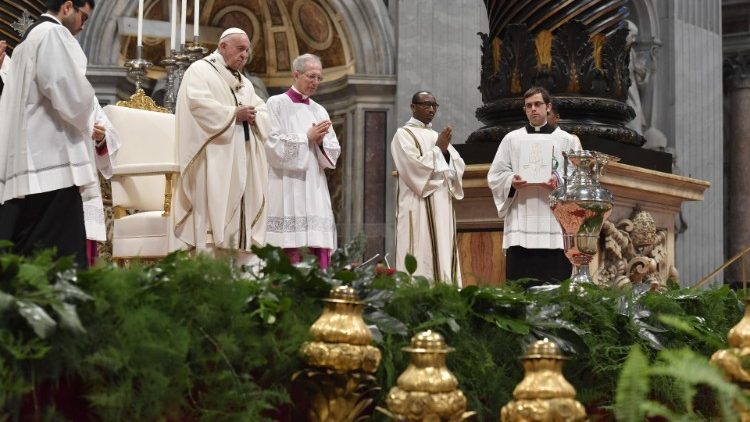 Папа Франциск на Святой Мессе освящения мира и благословения елея в Ватикане