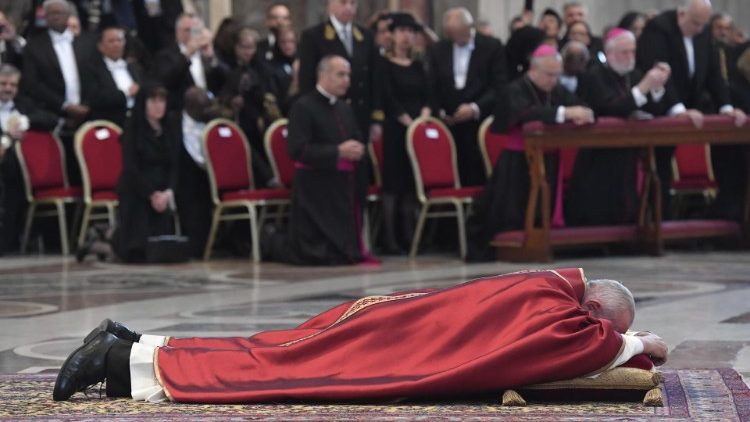 Papa Francisco ao se prostrar diante de Jesus, adorando o mistério da Santa Cruz