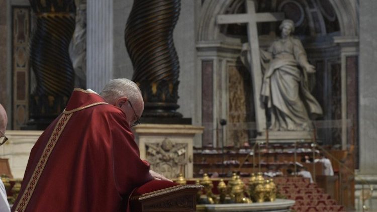 Papst Franziskus bei der Liturgie vom Leiden und Sterben des Herrn