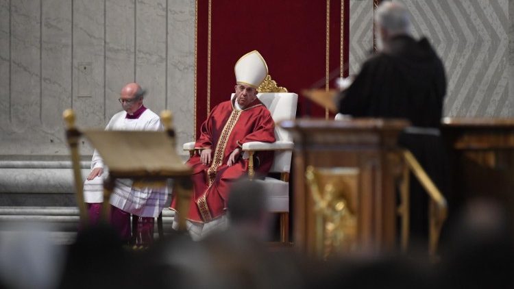 Padre Raniero Cantalamessa na Celebração da Paixão do Senhor na Basílica de São Pedro